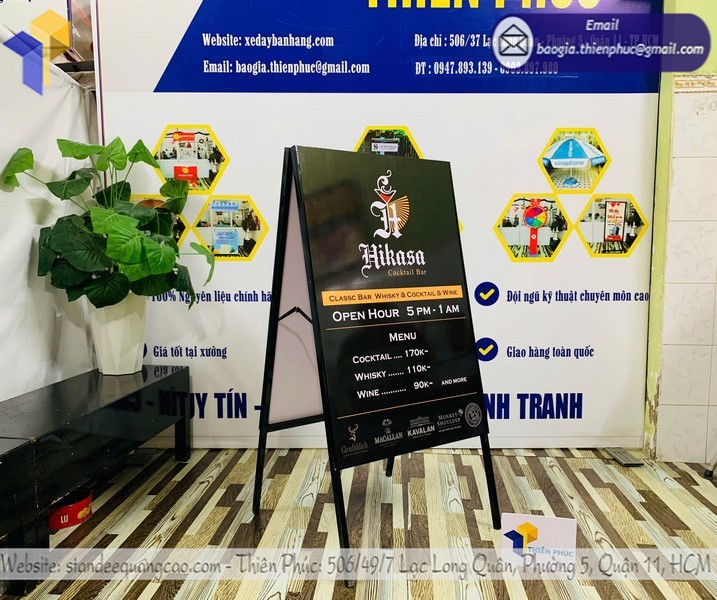 Mẫu standee A quảng cáo di động tại xưởng sản xuất
