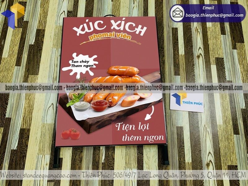 Mẫu standee A quảng cáo hai mặt trưng bày trước cửa hàng khuyến mãi thu hút khách hàng