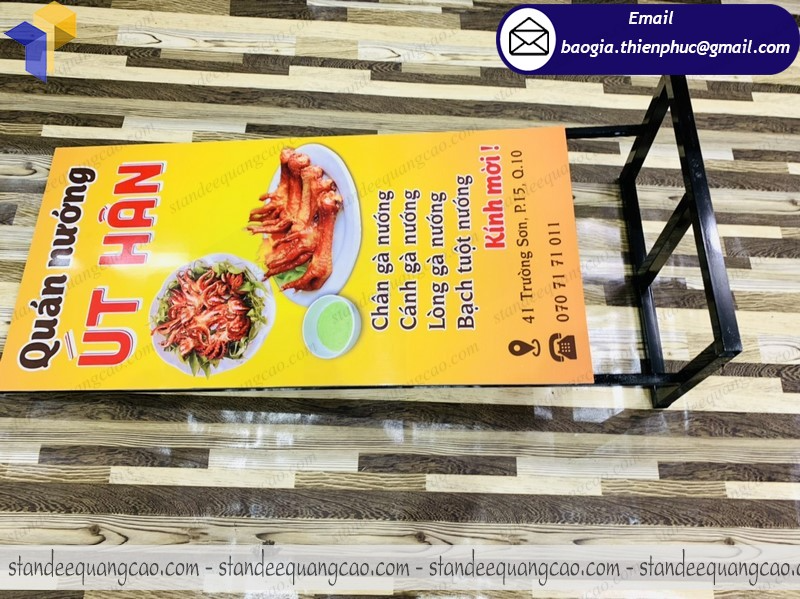 mẫu standee chân sắt giá rẻ đẹp