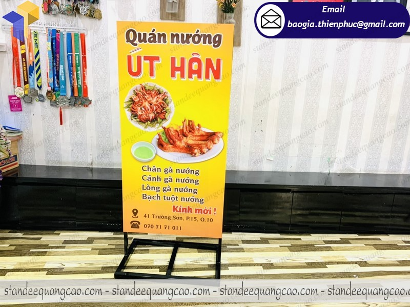 mẫu standee chân sắt giá rẻ