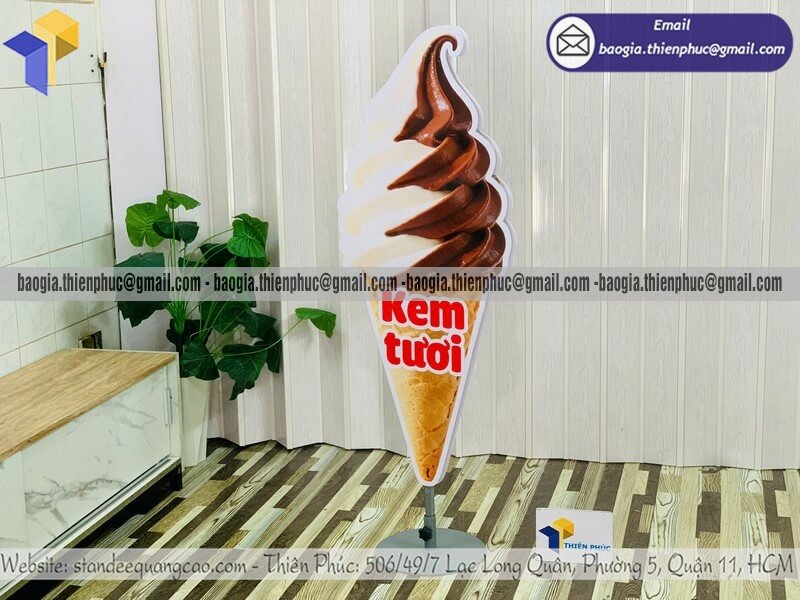 Mẫu standee mô hình cây kem in 2 mặt để ngoài trời theo kích thước riêng trước cửa hàng hiệu quả