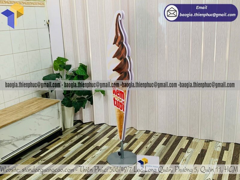 Mẫu standee mô hình cây kem in 2 mặt để ngoài trời đặt quyền cho quán kem khai trương