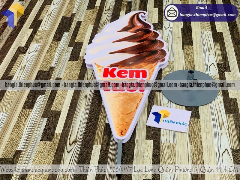 Mẫu standee mô hình cây kem in 2 mặt để ngoài trời cho đối tượng kinh doanh đồ uống bán lẻ