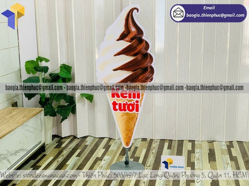 Mẫu standee mô hình cây kem in 2 mặt để ngoài trời