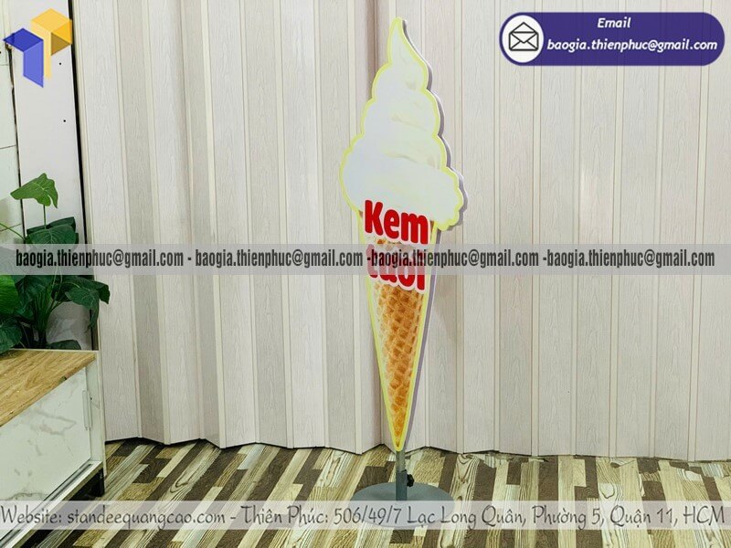 Mẫu standee mô hình cây kem tươi đặt ngoài trời phong cách siêu cool