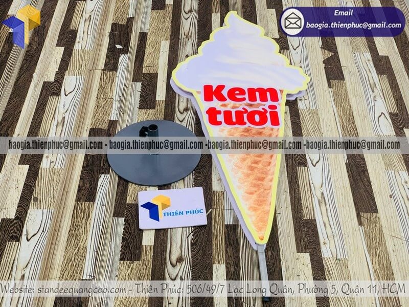 Mẫu standee mô hình cây kem tươi đặt ngoài trời quán kem event hè cực thu hút
