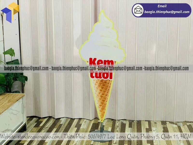 Mẫu standee mô hình cây kem tươi đặt ngoài trời cho hệ thống quán kem cần trang trí ngoài trời