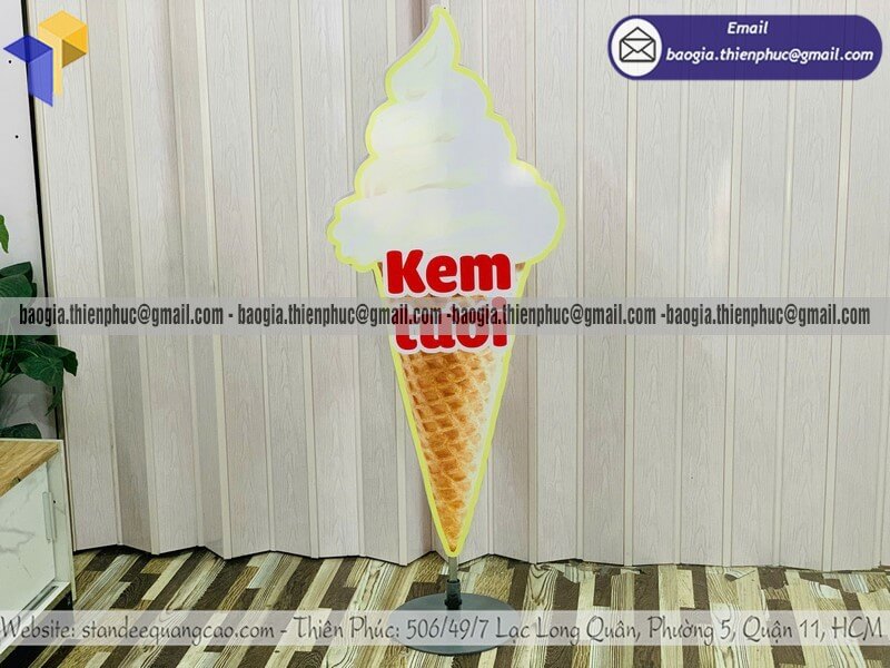 Mẫu standee mô hình cây kem tươi đặt ngoài trời