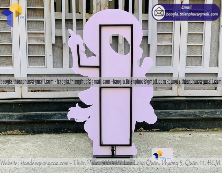 Mẫu standee mô hình in 1 mặt khoét chụp hình giá rẻ gia công tại xưởng dùng chụp hình sự kiện