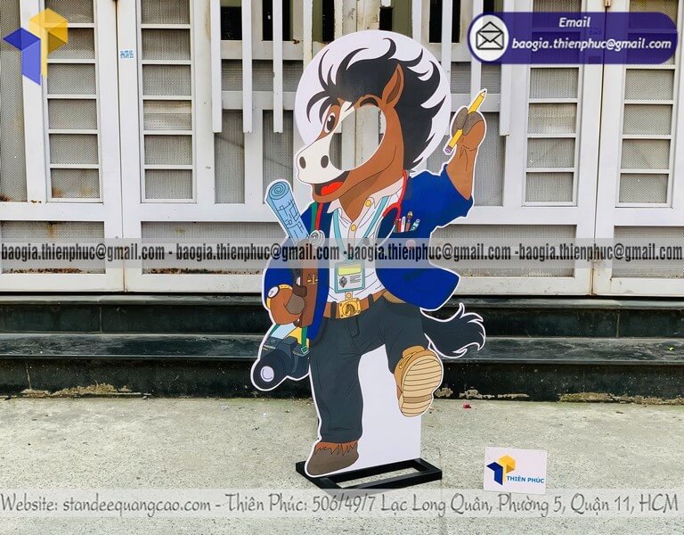 Mẫu standee mô hình in 1 mặt khoét chụp hình giá rẻ dùng cho chụp ảnh thương hiệu