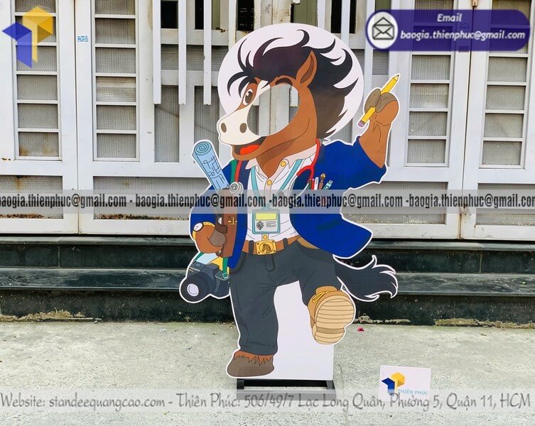 Mẫu standee mô hình in 1 mặt khoét chụp hình giá rẻ Mẫu standee mô hình in 1 mặt khoét chụp hình giá rẻ