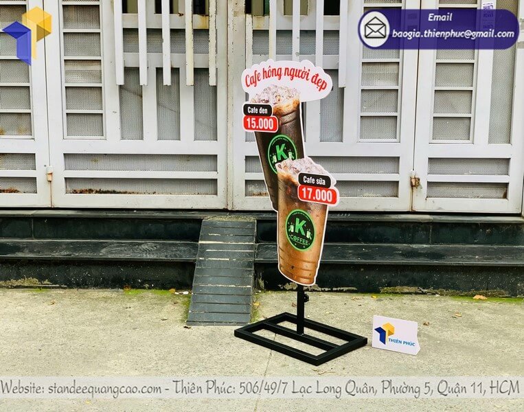 Mẫu standee mô hình ly cafe in 3D cho cửa hàng ứng dụng khai trương khuyến mãi