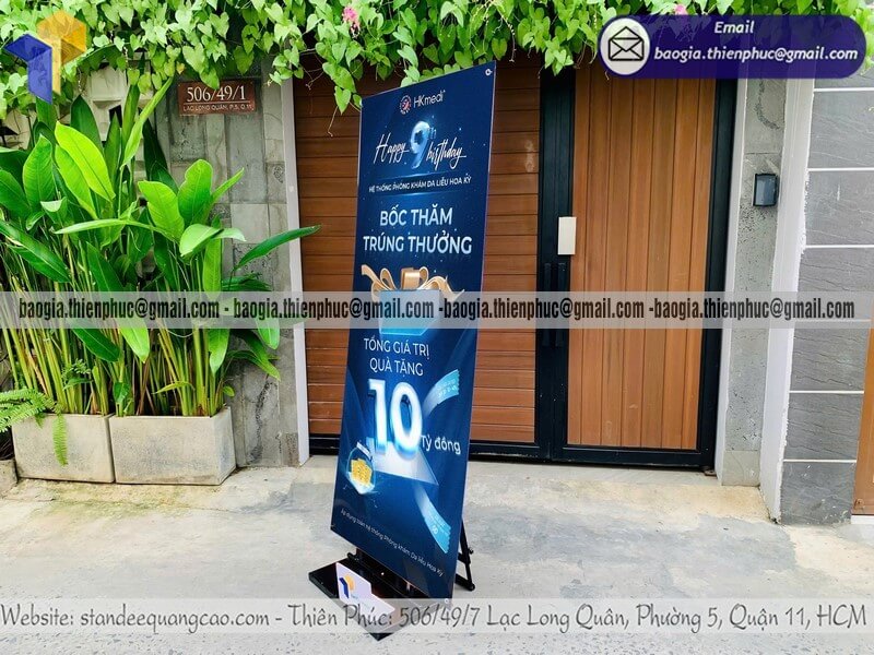 Mẫu standee treo poster quảng cáo 1 mặt ngoài trời đẹp trước cửa hàng showroom siêu thị
