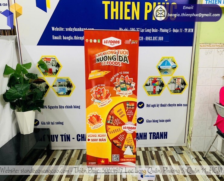 thiết kế standee cuốn cho quán ăn 2025