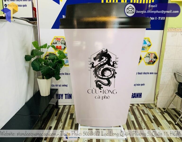 Mặt trước mô hình 3D ly cafe đẹp với logo in nổi