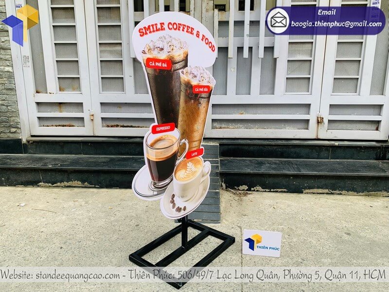 Mô hình ly cafe 3D trưng bày trong quán nhỏ