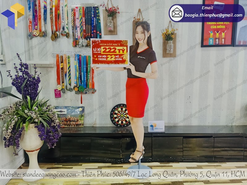 mô hình standee hình người giá rẻ