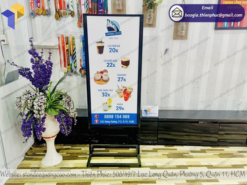 mô hình standee quảng cáo ngoài trời