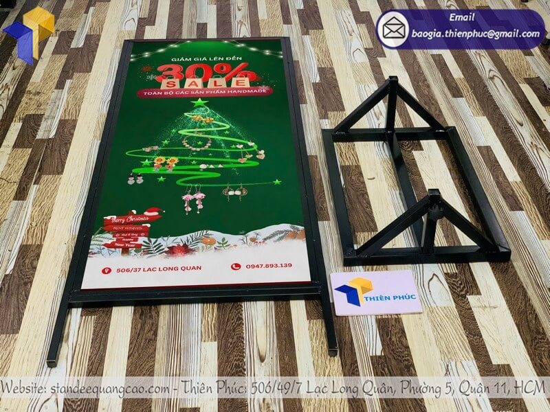 Mua bảng standee đứng in logo hai mặt giá rẻ quảng cáo TTTM sự kiện