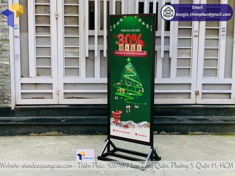 Mua bảng standee đứng in logo hai mặt giá rẻ tiếp cận tại cửa hàng hội chợ