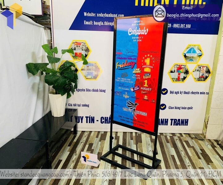 In logo 2 mặt rõ nét trên standee khung sắt