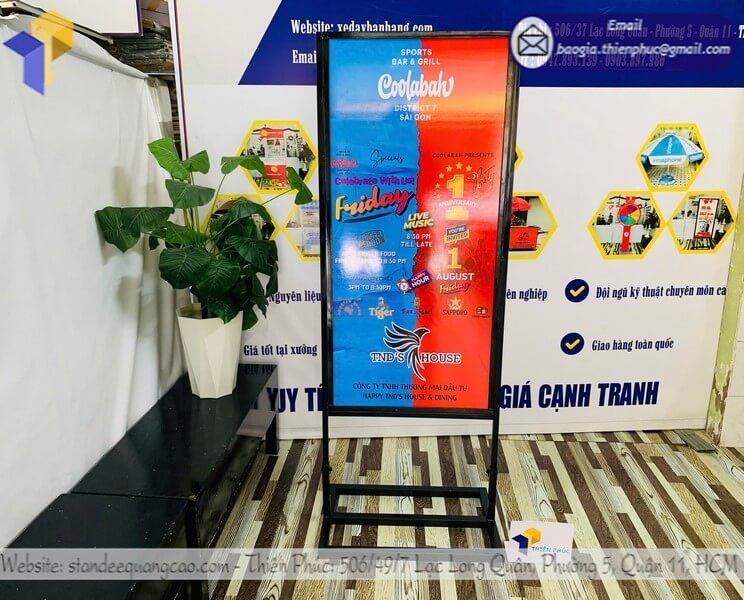 Mẫu standee khung sắt 2 mặt in logo tổng thể