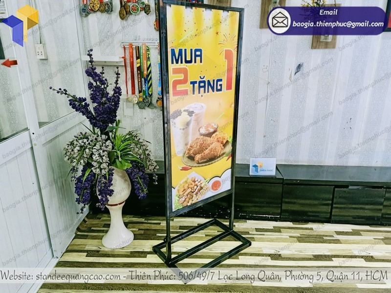 mua standee khung sắt ngoài trời