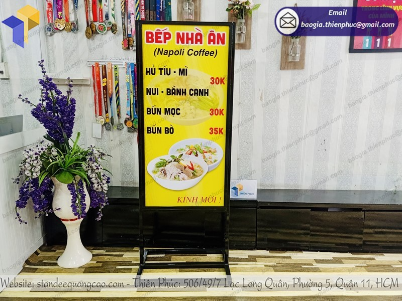 mua standee khung sắt quảng cáo ngoài trời