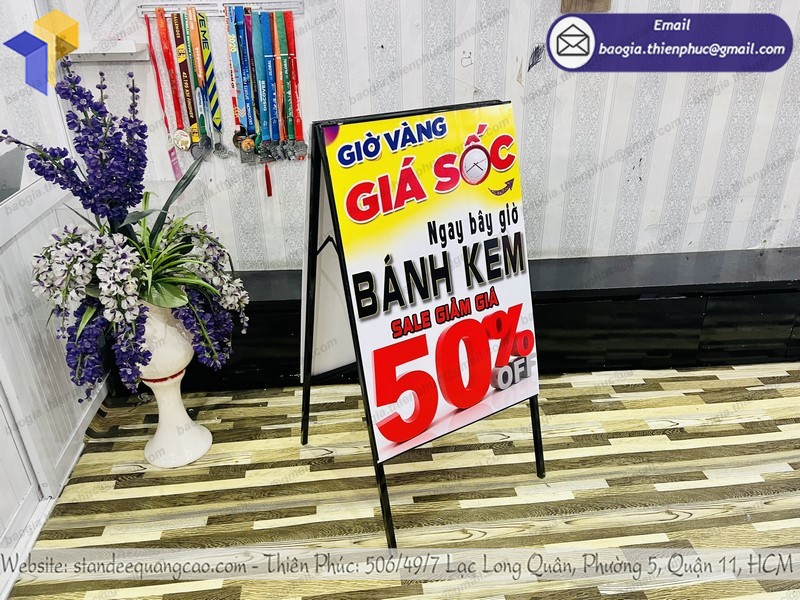 mua standee quảng cáo chân chữ a