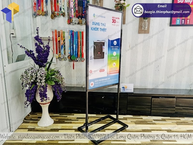 mua standee quảng cáo chân sắt