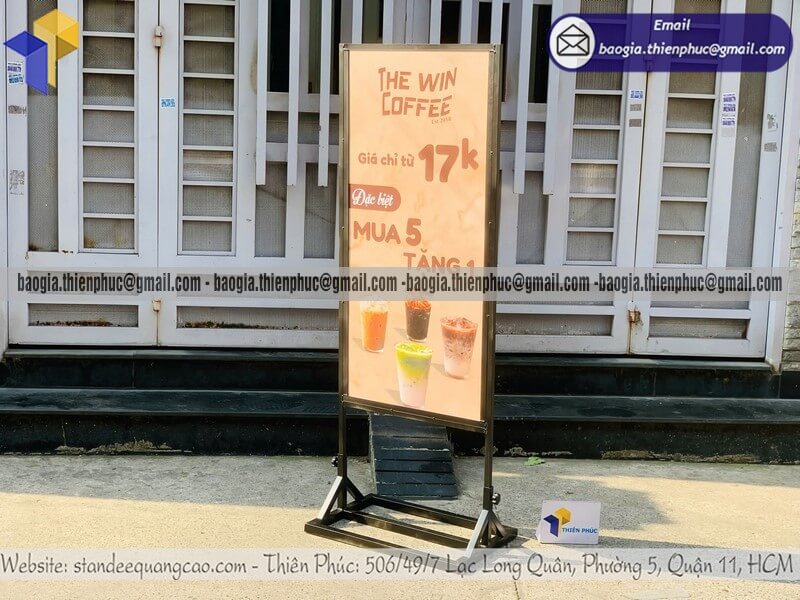 Mua standee quảng cáo khung sắt đứng chịu gió ngoài trời quảng bâ cho thương hiệu bán trên toàn quốc