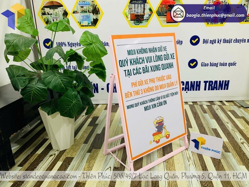 Standee khung sắt dùng trong sự kiện công ty, showroom