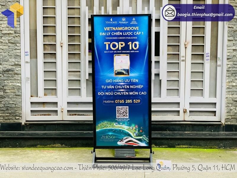 Nhận in bảng standee 2 mặt đứng cho sự kiện độc đáo in logo rõ ràng