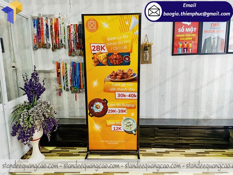 nơi bán standee chân sắt chịu gió