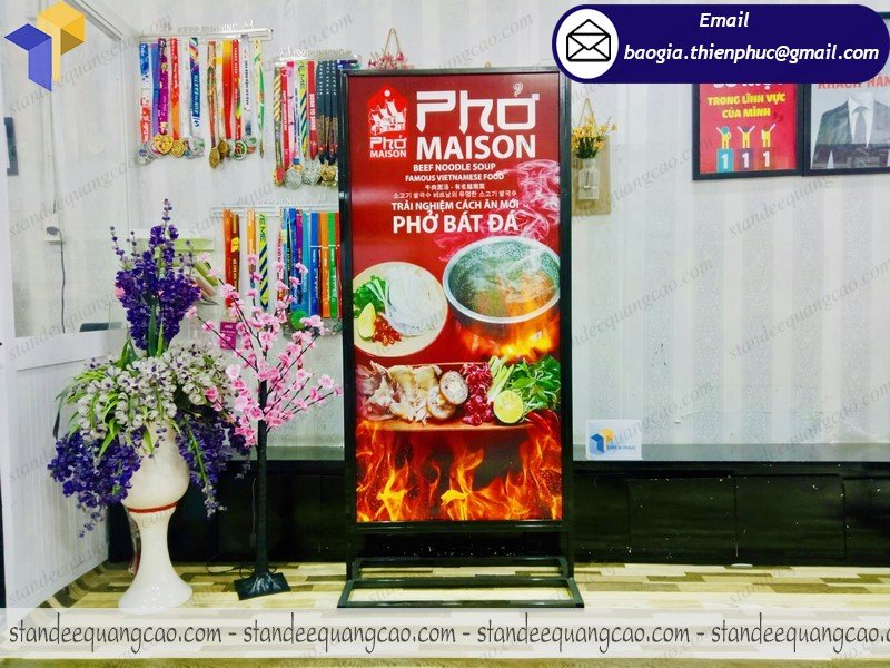 nơi bán standee chân sắt chịu lực