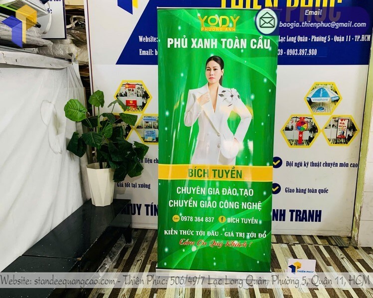 Nơi in logo standee quảng cáo dựng cuốn nhôm di động
