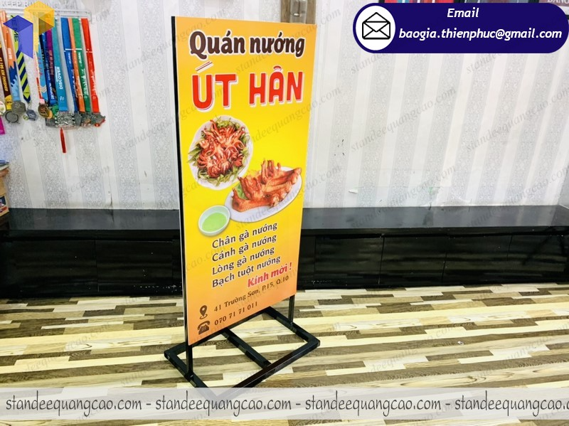 sản xuất mẫu standee chân sắt giá rẻ