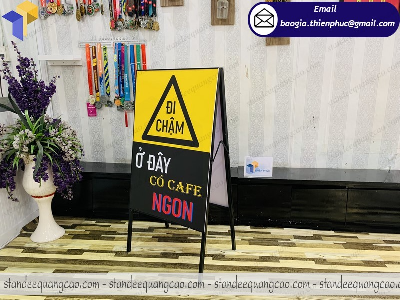 sản xuất standee chữ a khung sắt