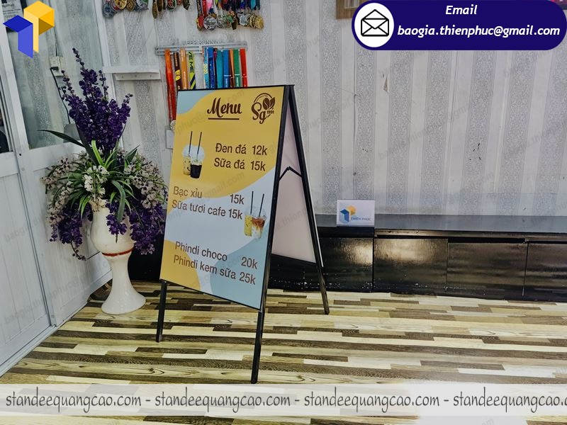 sản xuất standee chữ a quảng cáo ngoài trời