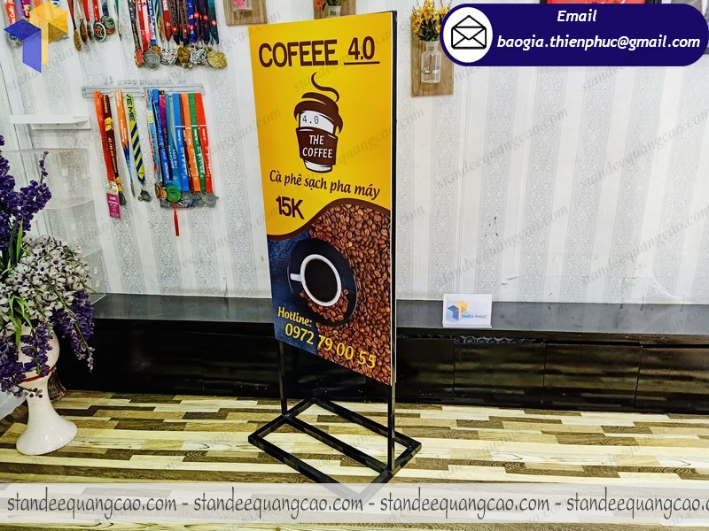 sản xuất standee hai mặt dễ thương