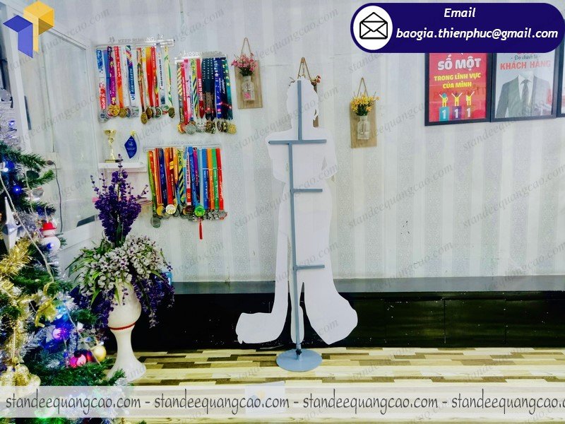 sản xuất standee hình người giá rẻ
