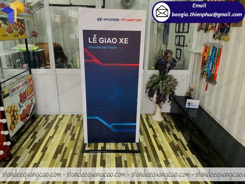 sản xuất standee khung sắt chịu gió