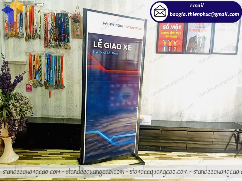 sản xuất standee khung sắt ngoài trời