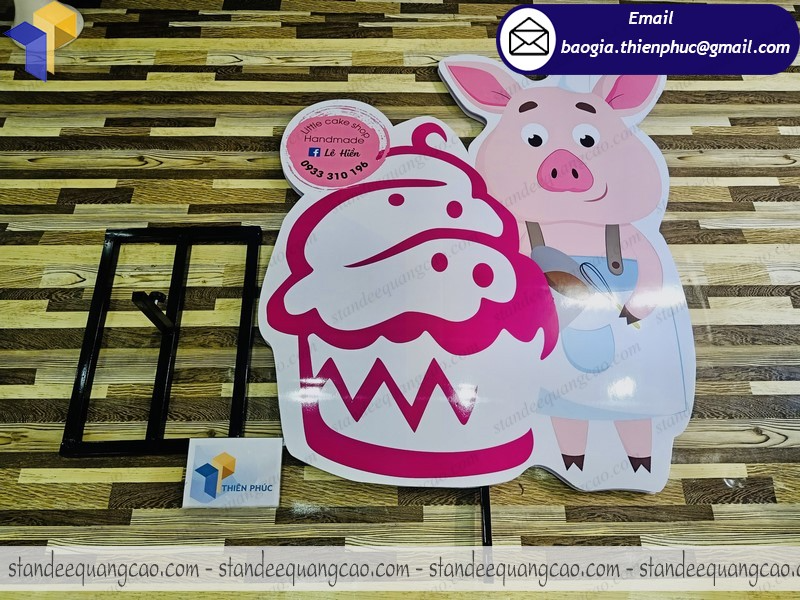 sản xuất standee mô hình chân sắt