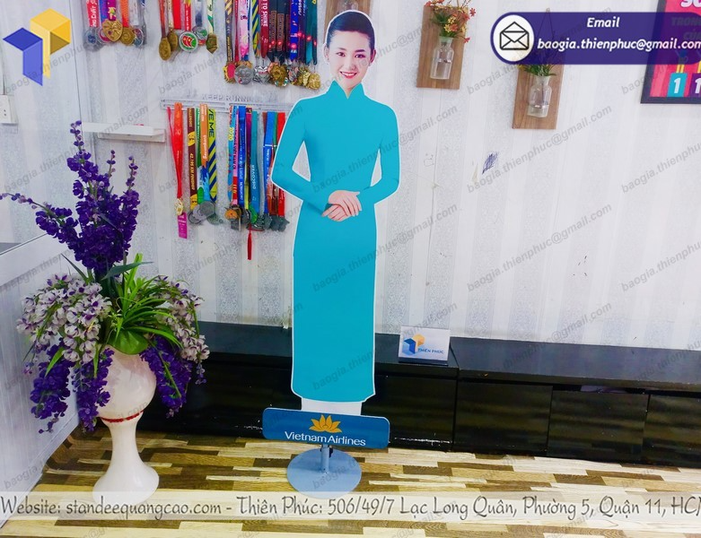 sản xuất standee mô hình tiếp viên