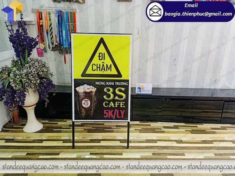 sản xuất standee quảng cáo chữ a