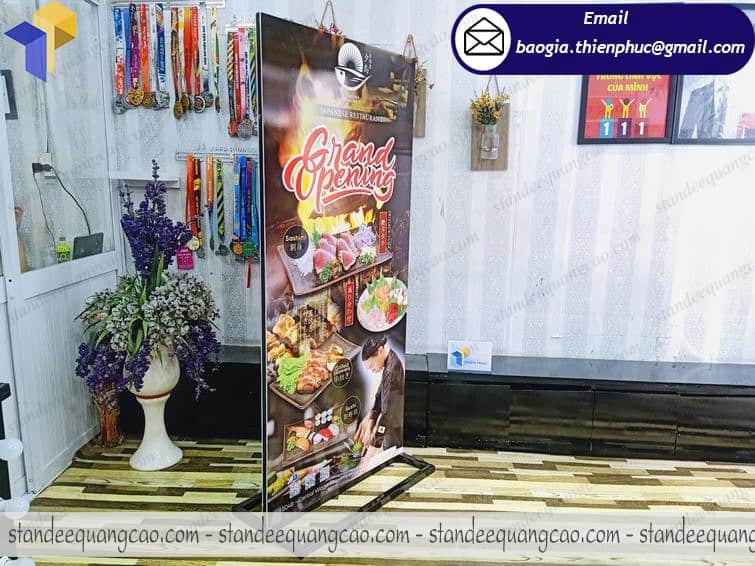 sản xuất standee quảng cáo độc lạ