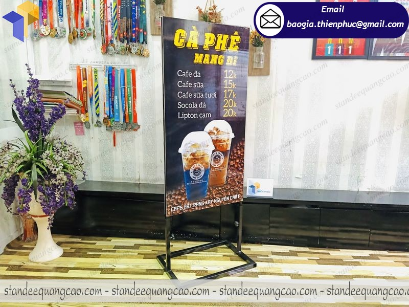 sản xuất standee quảng cáo khung sắt