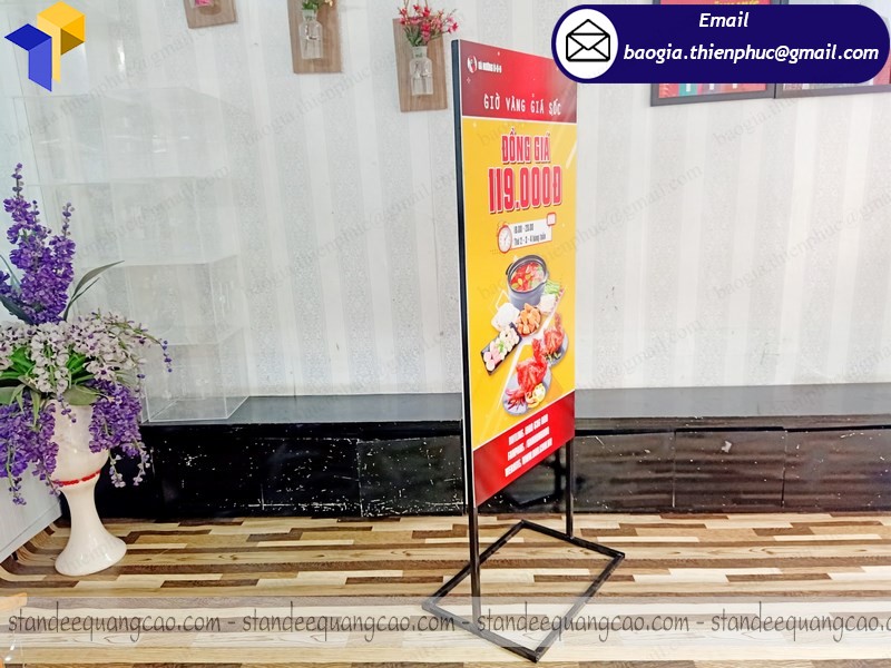 mẫu standee 2 mặt quảng cáo gà nướng đẹp