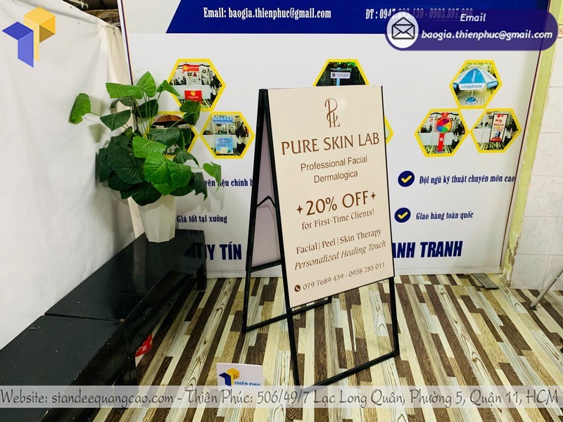 Standee A gấp gọn di động sau khi gấp gọn dễ dàng mang theo